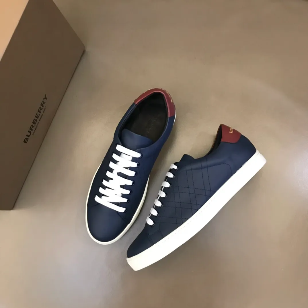 p400 "BURBERR*" men's classic low-top sneakers are reinterpreted in Vintage checkered cotton and cowhide materials, decorated with a new brand logo. First-layer sheepskin lining, embossed Burberry logo on the heel, and original TPU outsole! Size: 38-45 No. 068